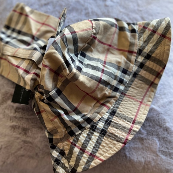 NWT Burberry Checkered Bucket Hat/Reversible and with its one storage pouch. - Picture 2 of 6